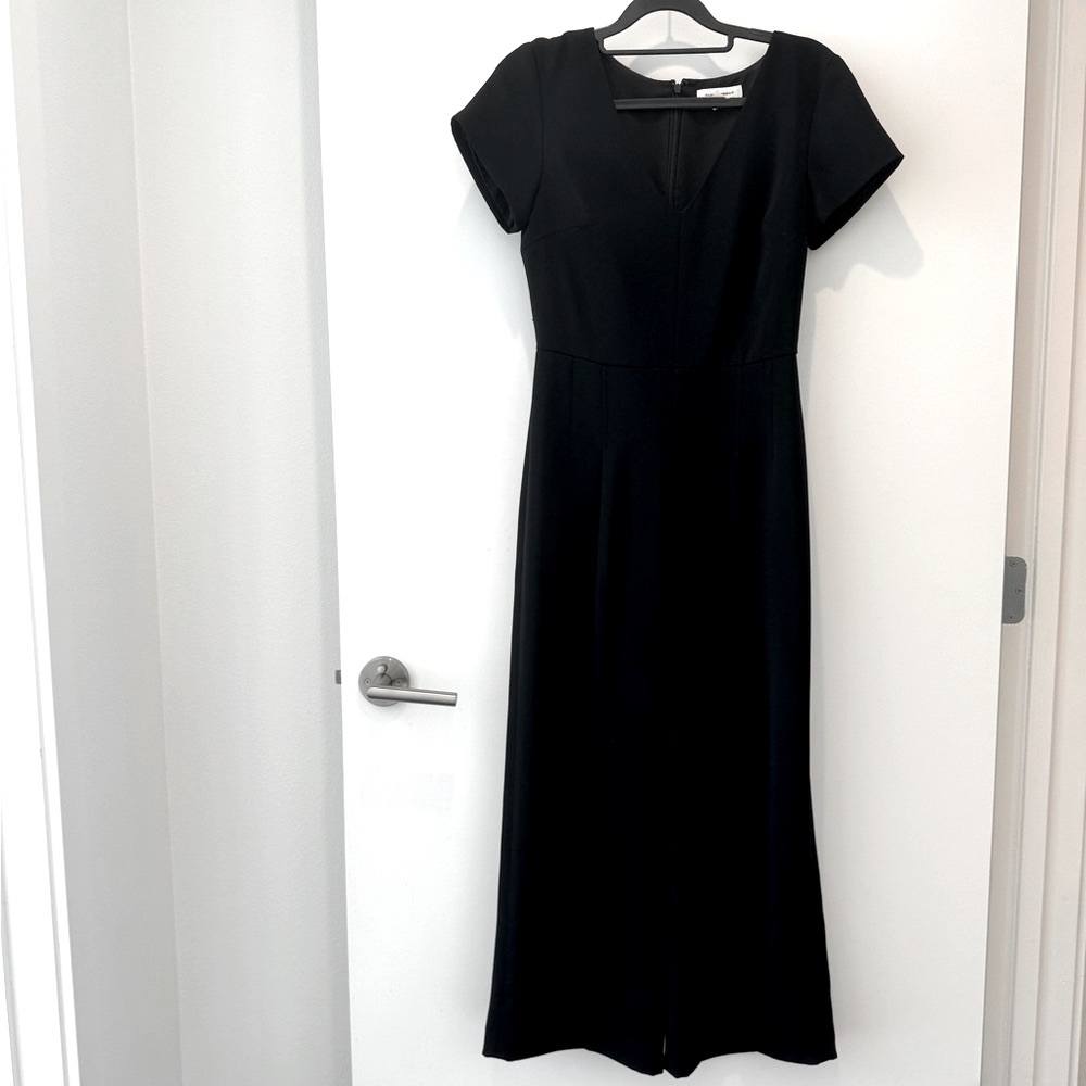 Club Monaco black short sleeve V- neck jumpsuit, Size 0